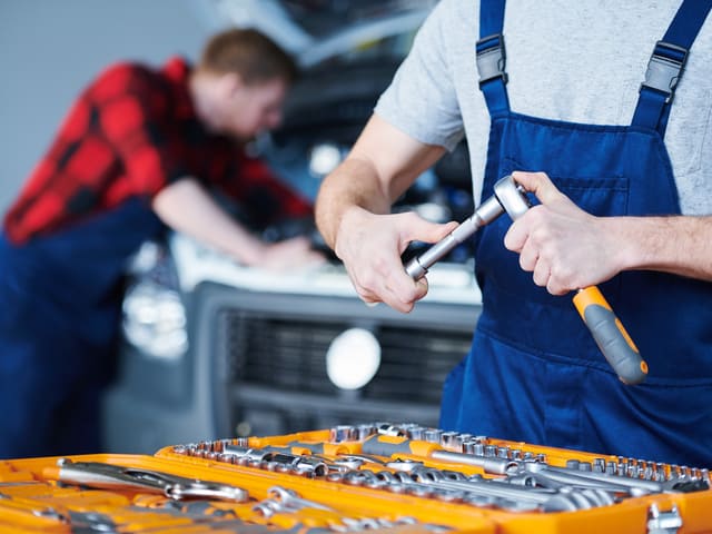 Mecánicos trabajando en un taller de autos.
